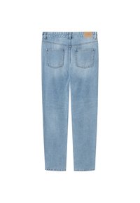 Lys blå denim jeans med straight leg-cut, to baklommer og en beige lærmerke på midjen. Utlokkede vaske detaljer gjennom hele.