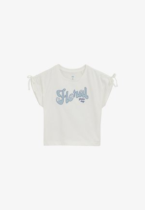 Fehér rövid ujjú póló kék virágmintás hímzéssel, gatherelt ujjakon megkötő részletekkel és laza, dobozszerű fazonnal.