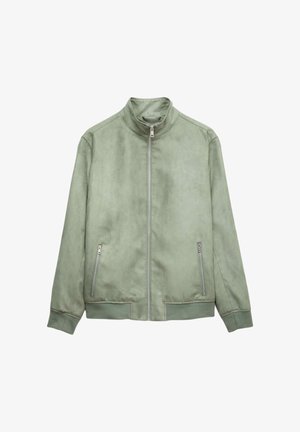 Giacca bomber in suede verde chiaro con cerniera frontale, due tasche con cerniera, polsini a costine e collo a camionista su sfondo bianco semplice.