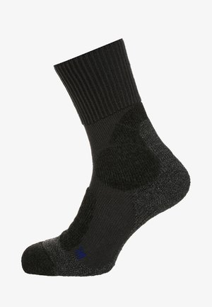 Schwarze Knöchelsocke mit geripptem Bund, verstärkter Ferse und Spitze, strukturiertem Stoff und einem blauen Logo nahe der Unterseite.