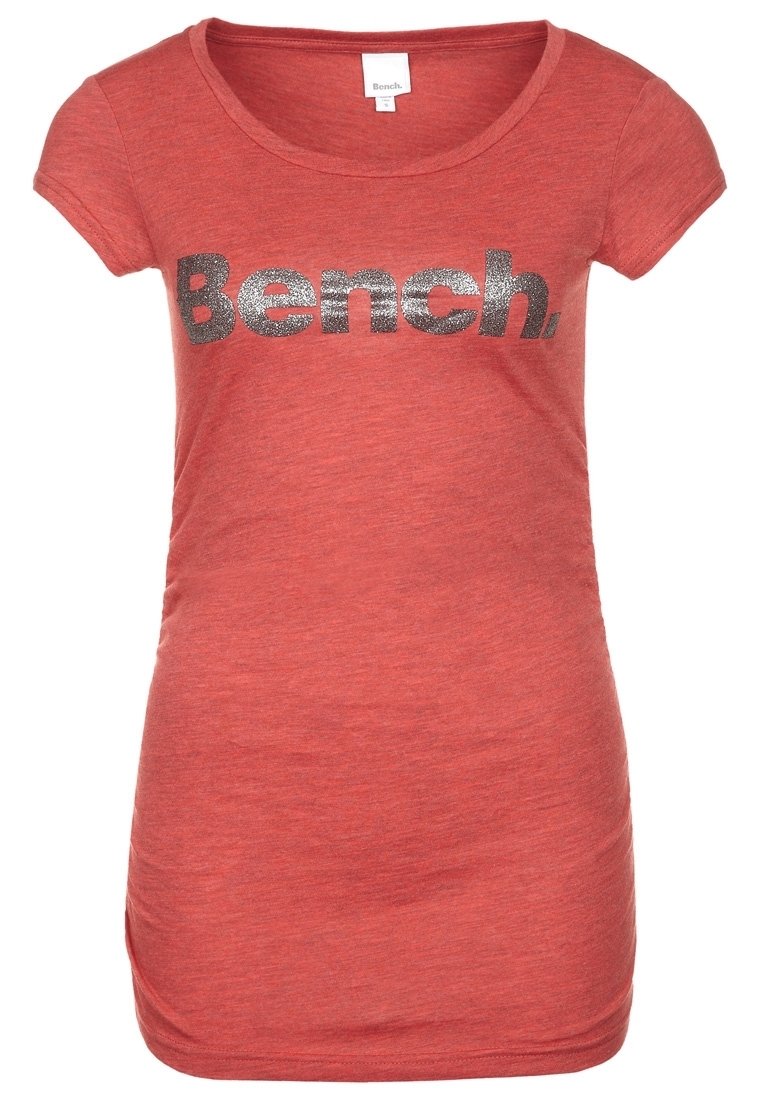 Rød kortærmet t-shirt med rund halsudskæring, prydet med et stort sølvglitrende logo "Bench." foran. Blødt, struktureret stof.