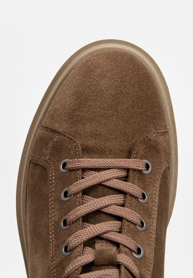 Braune Wildleder-Sneaker mit runder Zehenpartie, flachen Schnürsenkeln und strukturiertem Obermaterial. Verfügt über Metallösen und eine Gummisohle. Einfaches und minimalistisches Design.