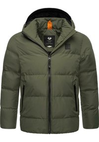 Olijfgroene pufferjack met een zwarte rits, voorzakken en een capuchon. Oranje trekhaak aan de binnenkant; rechthoekige logo patch op de borst.