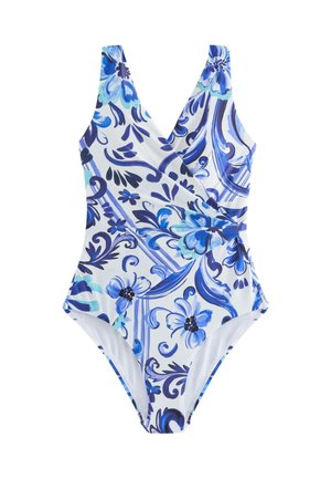 Bijeli jednodijelni kupaći kostim s plavim i tirkiznim cvjetnim i spiralnim uzorcima, s prednjim dijelom u stilu omatanja i širokim naramenicama.