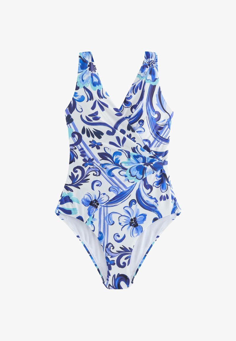 Maillot de bain une pièce blanc avec des motifs floraux et tourbillonnants bleus et turquoise, avec un devant style cache-cœur et des bretelles larges.