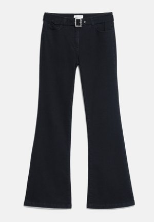 Jean noir évasé avec poches avant et ceinture décorative avec une boucle carrée en strass.
