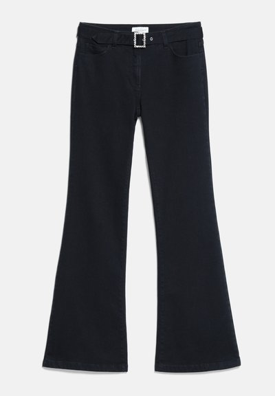 Jean noir évasé avec poches avant et ceinture décorative avec une boucle carrée en strass.