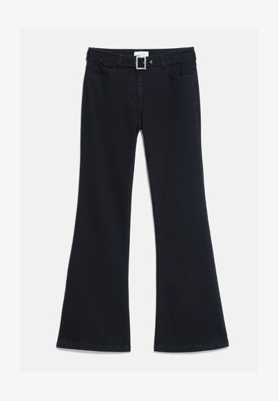 Jean noir évasé avec poches avant et ceinture décorative avec une boucle carrée en strass.