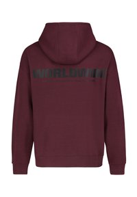 Burgunderfarbener Kapuzenpullover mit Kordelzug, gerippten Bündchen und Saum. Auf der Rückseite befindet sich schwarzer Text "WORLDWIDE" und Details zur Kollektion.