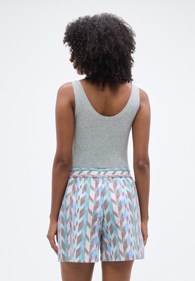 Γκρι τοπ χωρίς μανίκια σε συνδυασμό με πολύχρωμα σορτς που φέρουν γεωμετρικό σχέδιο σε μπλε, ροζ και κόκκινο, με ελαστική μέση.