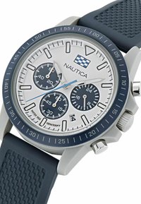 Orologio Nautica con quadrante argento / bianco, sottodial cronografici blu navy, cassa grigia e cinturino in gomma blu navy con superficie texturizzata. Impermeabile fino a 100m.