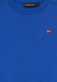 Maglione blu a girocollo con piccola bandiera norvegese ricamata sul petto e etichetta Napapijri all'interno del colletto.