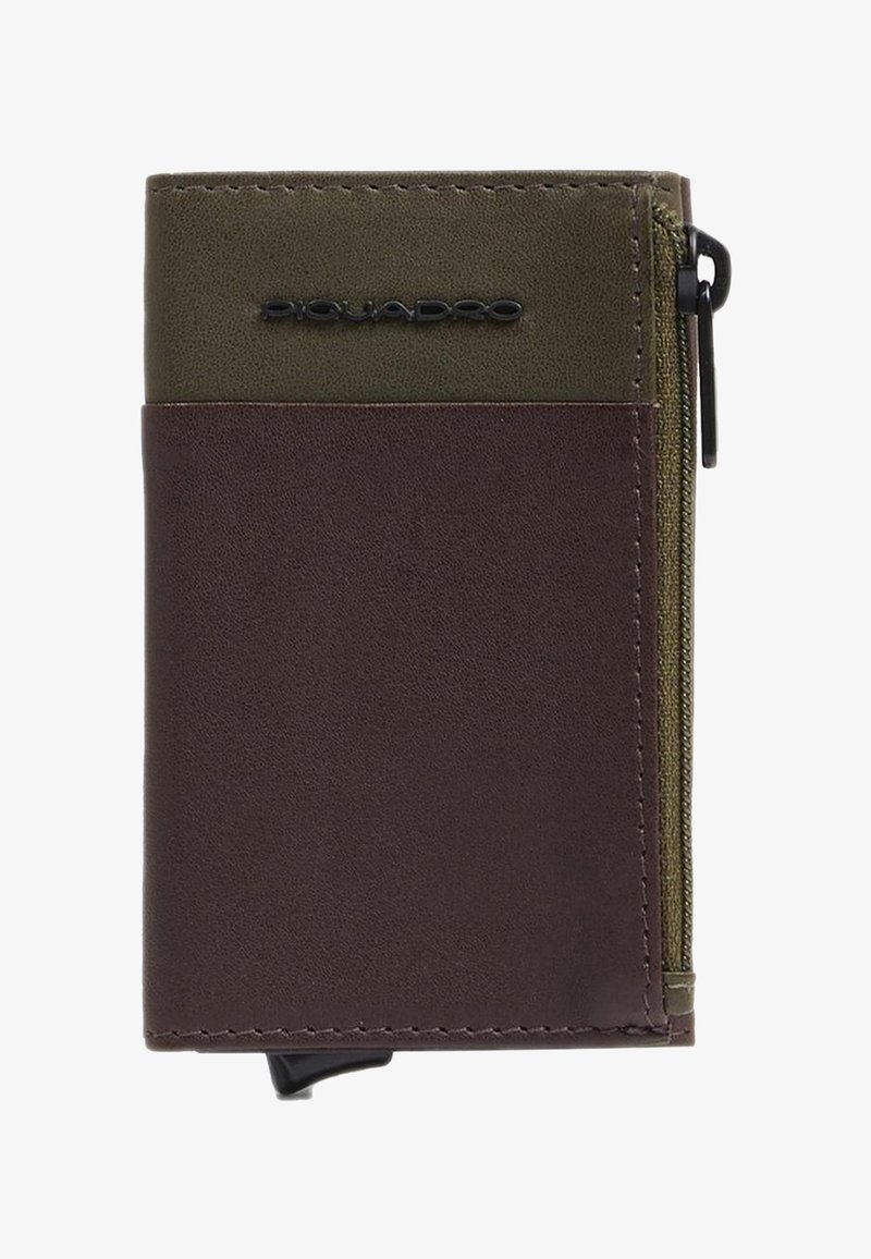 Bruine en groene portemonnee met een gladde textuur, voorzien van een ritssluiting en een geperst logo. Compacte rechthoekige vorm met contrasterende kleuren.