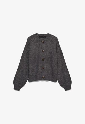 Casaco cinzento de malha com gola redonda, sete botões grandes e escuros na parte da frente e mangas largas. Padrão texturizado por toda a peça.