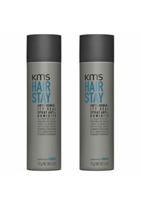 Zwei graue Sprühdosen mit der Aufschrift "KMS Hair Stay Anti-Humidity Seal." Jede 117 g, mit einem dunklen Deckel und blauen Texten, die die Produkteigenschaften beschreiben.
