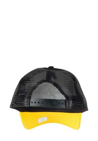 Schwarze Mesh-Snapback-Kappe mit gelbem Frontvisier. Verfügt über einen verstellbaren Riemen, einen flachen Schirm und eine strukturierte Stoffoberfläche.