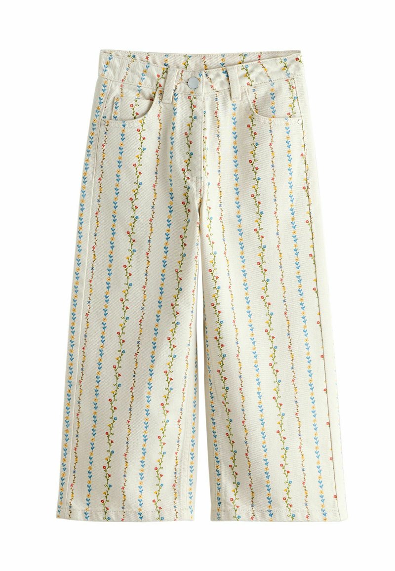 Pantalon à jambes larges à motif floral en écru, en coton, avec des lianes bleues, rouges et vertes agrémentées de petites fleurs. Cinq poches et fermeture par bouton.