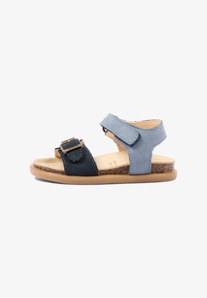 Open sandaal voor kinderen met een zwart gespbandje over de tenen en een blauwe klittenbandsluiting bij de enkel, een beige gevoerde binnenzool en een bruine rubberen zool.