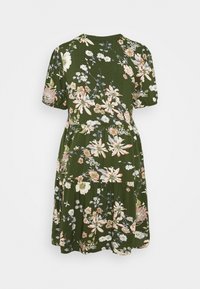 Zelené květinové šaty s krátkými rukávy, mají kulatý výstřih, nařasený pas a vrstvený design. Vzory zahrnují různé pastelové květiny.