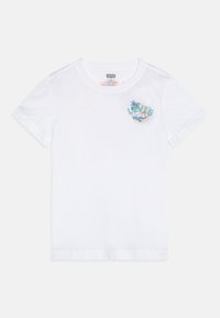 Camiseta blanca de algodón con un colorido logotipo de Levi's que presenta gráficos de palmeras y montañas en el área del lado izquierdo del pecho. Mangas cortas, cuello redondo.