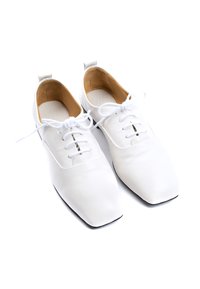 Scarpe bianche in pelle con una texture liscia, punta quadrata e lacci arrotondati, con interno beige e suola nera resistente.