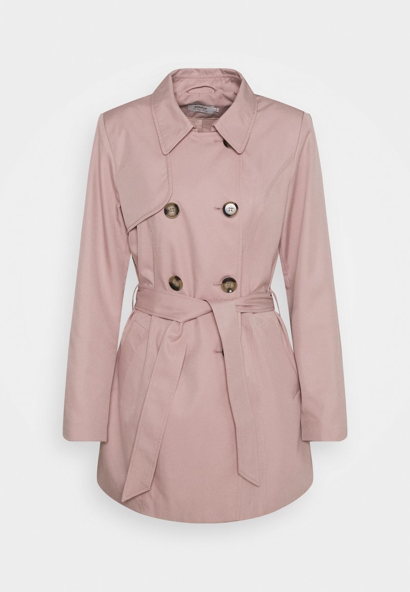 Trench-coat double boutonnage rose clair pour femmes, avec ceinture, col, manches longues et quatre boutons marron sur le devant.