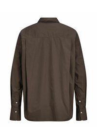 Camicia marrone a maniche lunghe con yoke posteriore, polsini con bottoni e taglio dritto; texture liscia e design casual.