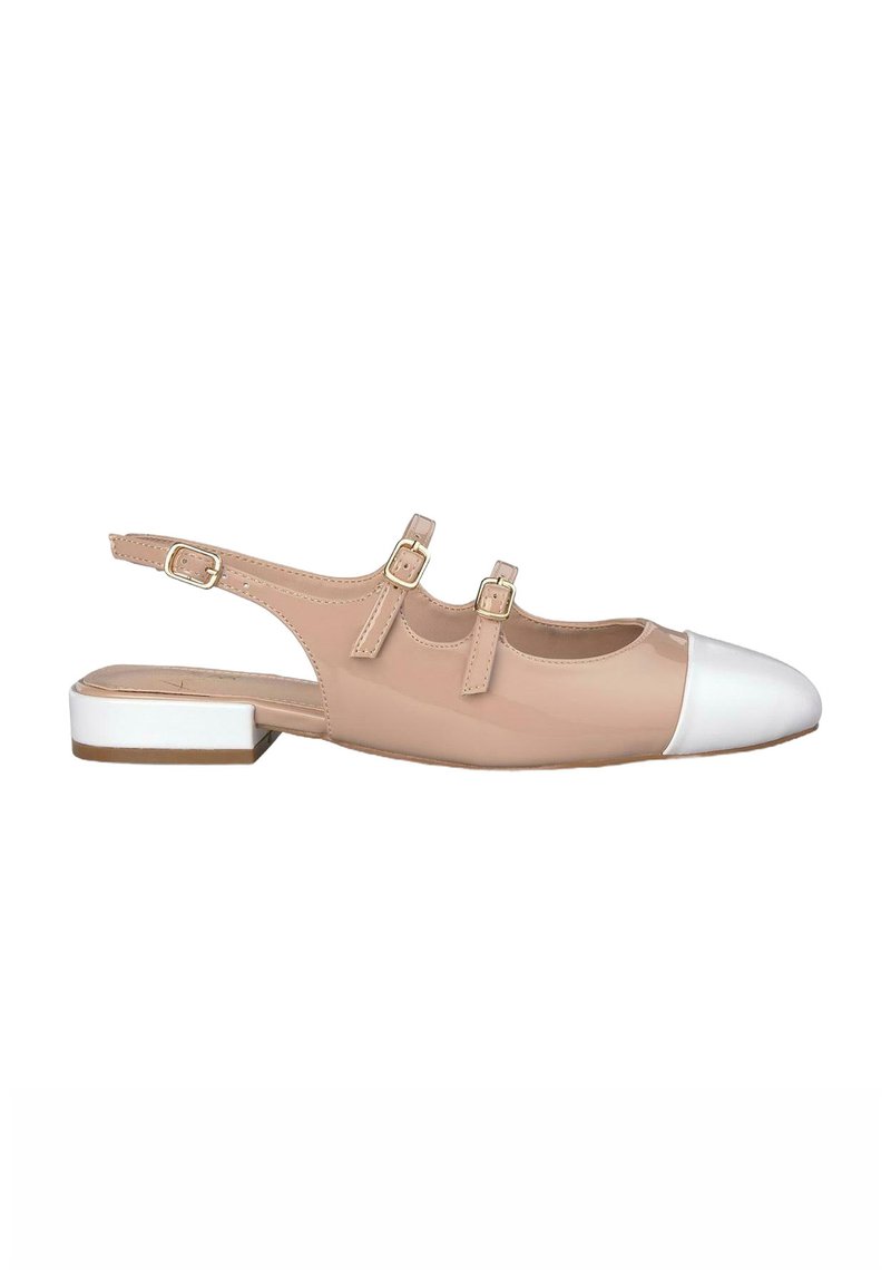 Zapato de charol beige tipo slingback con dos hebillas ajustables y una puntera blanca. Presenta un tacón bajo y cuadrado para mayor estabilidad.