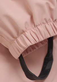 Mjukt rosa tyg med samlat elastiskt kant, med en svart rem och slät textur, som framhäver en strömlinjeformad form och design.