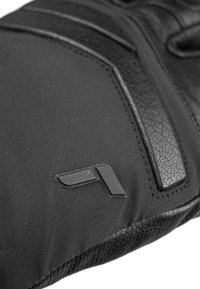 Schwarze Handschuhe, die aus einer Kombination von glattem Leder und strukturiertem Stoff bestehen. Enthält ein auffälliges Logo-Patch und verstärkte Nähte.