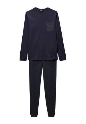 Haut de pyjama à manches longues bleu marine avec poche poitrine et pantalon long assorti bleu marine, les deux avec manches et chevilles resserrées.