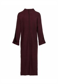 Lungo abito a maglia bordeaux con scollatura alta, maniche larghe e cucitura centrale sul retro. Presenta una superficie testurizzata e spacchi laterali all'orlo.