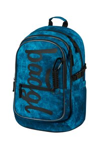 Zaino blu tie-dye con dettagli neri, dotato di più scomparti con zip e di un logo prominente sul pannello anteriore.