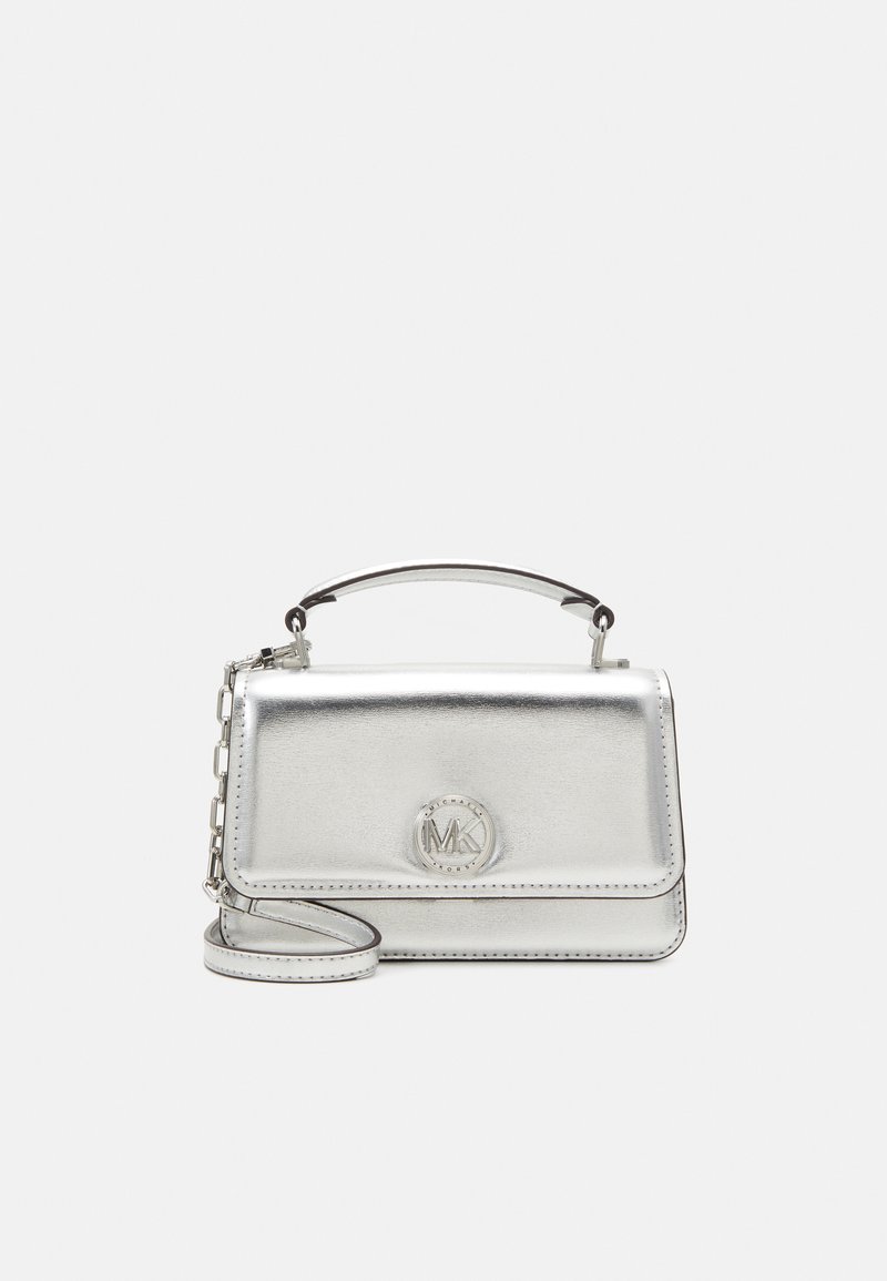 Sac à main métallique argenté avec une forme structurée, doté d'une poignée supérieure, d'une bandoulière détachable et d'un emblème de logo à l'avant.