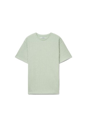T-shirt a maniche corte verde chiaro in maglia a coste con righe bianche verticali, collo tondo e etichetta taglia XL all'interno del colletto.