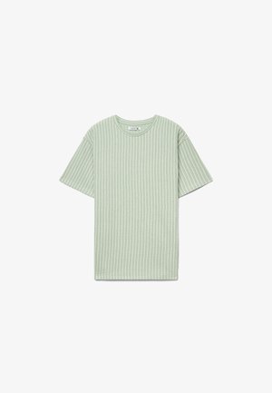 T-shirt a maniche corte verde chiaro in maglia a coste con righe bianche verticali, collo tondo e etichetta taglia XL all'interno del colletto.