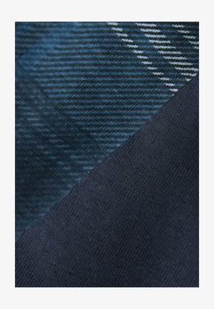 Blauwe stof met twee secties: de ene met diagonale strepen en verschillende tinten blauw, de andere in een gelijkmatige donker marineblauwe, met een gestructureerde afwerking.