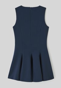 Robe sans manches bleu marine avec une jupe évasée à plis. Tissu texturé avec une finition lisse et une fermeture éclair au dos.