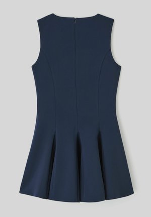 Robe sans manches bleu marine avec une jupe évasée à plis. Tissu texturé avec une finition lisse et une fermeture éclair au dos.