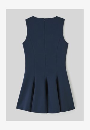 Robe sans manches bleu marine avec une jupe évasée à plis. Tissu texturé avec une finition lisse et une fermeture éclair au dos.