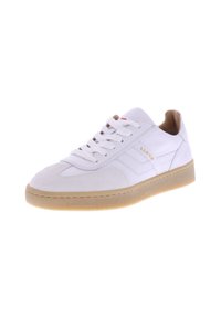 Sneaker bianco con punta in suede, tomaia in pelle, lacci piatti e suola in gomma. Presenta una fodera interna color nocciola e un branding laterale sottile.