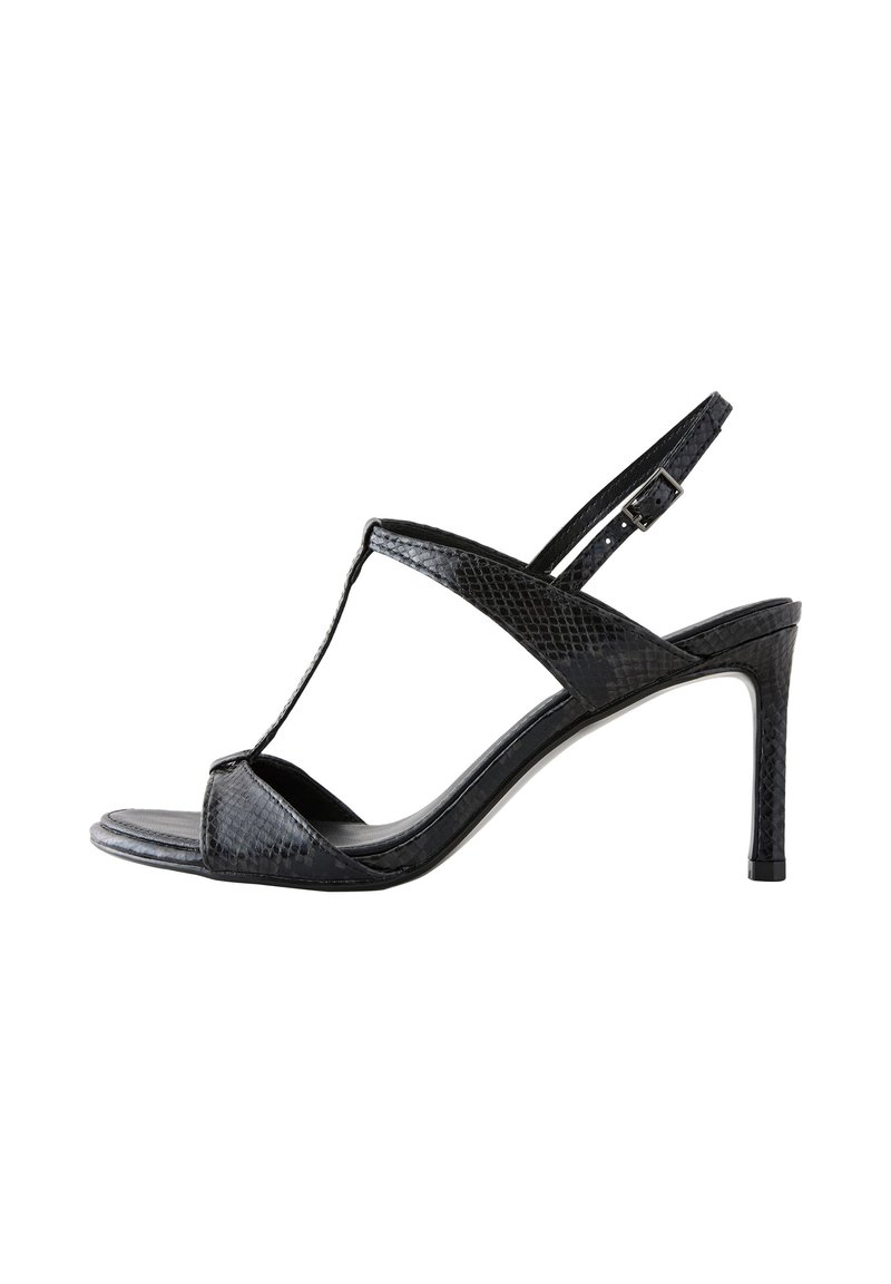Sandale negre cu toc înalt, cu textura piele de șarpe, vârf deschis, bretele subțiri și un design slingback cu o cataramă reglabilă.