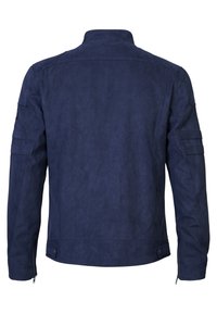 Giacca in suede blu navy con colletto alto, accenti sulle spalle e polsini con zip. Texture liscia con minimi dettagli di cucitura.