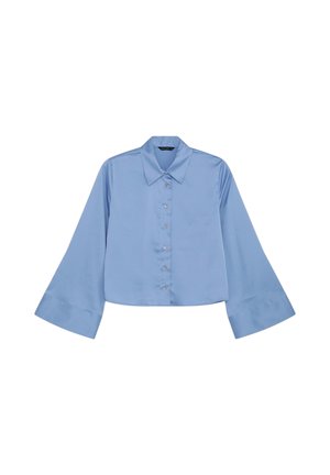 Chemise satinée bleu clair à manches longues avec col pointu, boutons sur le devant et larges manches évasées. Texture lisse et design court.