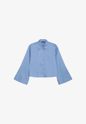 Chemise satinée bleu clair à manches longues avec col pointu, boutons sur le devant et larges manches évasées. Texture lisse et design court.