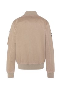 Beige bomberjakke med ribbet krave, manchetter og kant, vist bagfra med en lomme på venstre ærme.