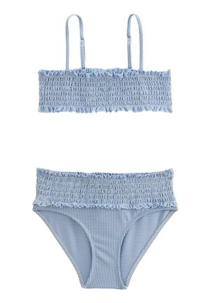 Maillot de bain deux pièces vichy bleu clair avec haut bandeau froncé et culotte taille haute assortie.