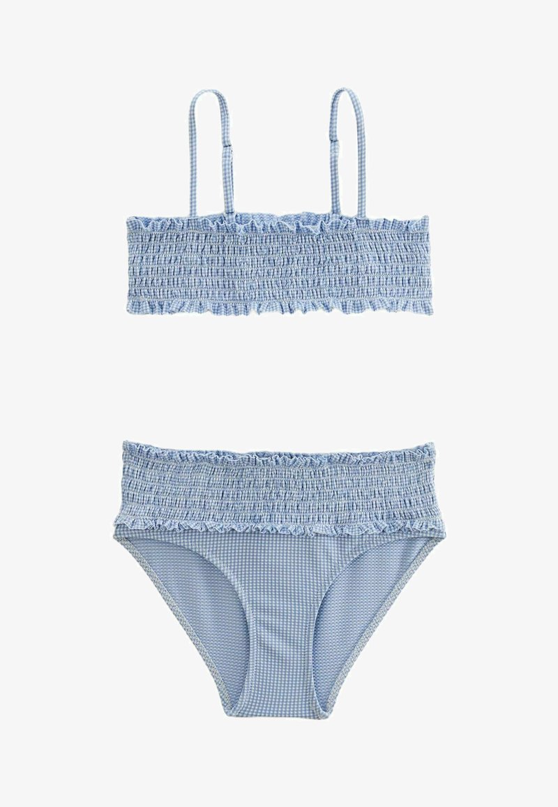 Maillot de bain deux pièces vichy bleu clair avec haut bandeau froncé et culotte taille haute assortie.