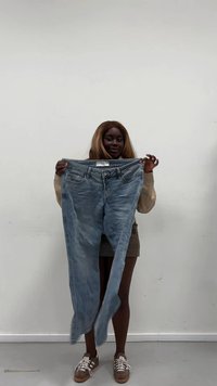 Ljusblå denimjeans med en blekt finish. Har klassisk design med fem fickor, hällor för bälte och raka ben.