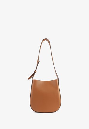 Geantă de umăr din piele tan, cu o formă rotunjită, curea ajustabilă și un logo embosat discret. Textură netedă cu accente minime din metal.
